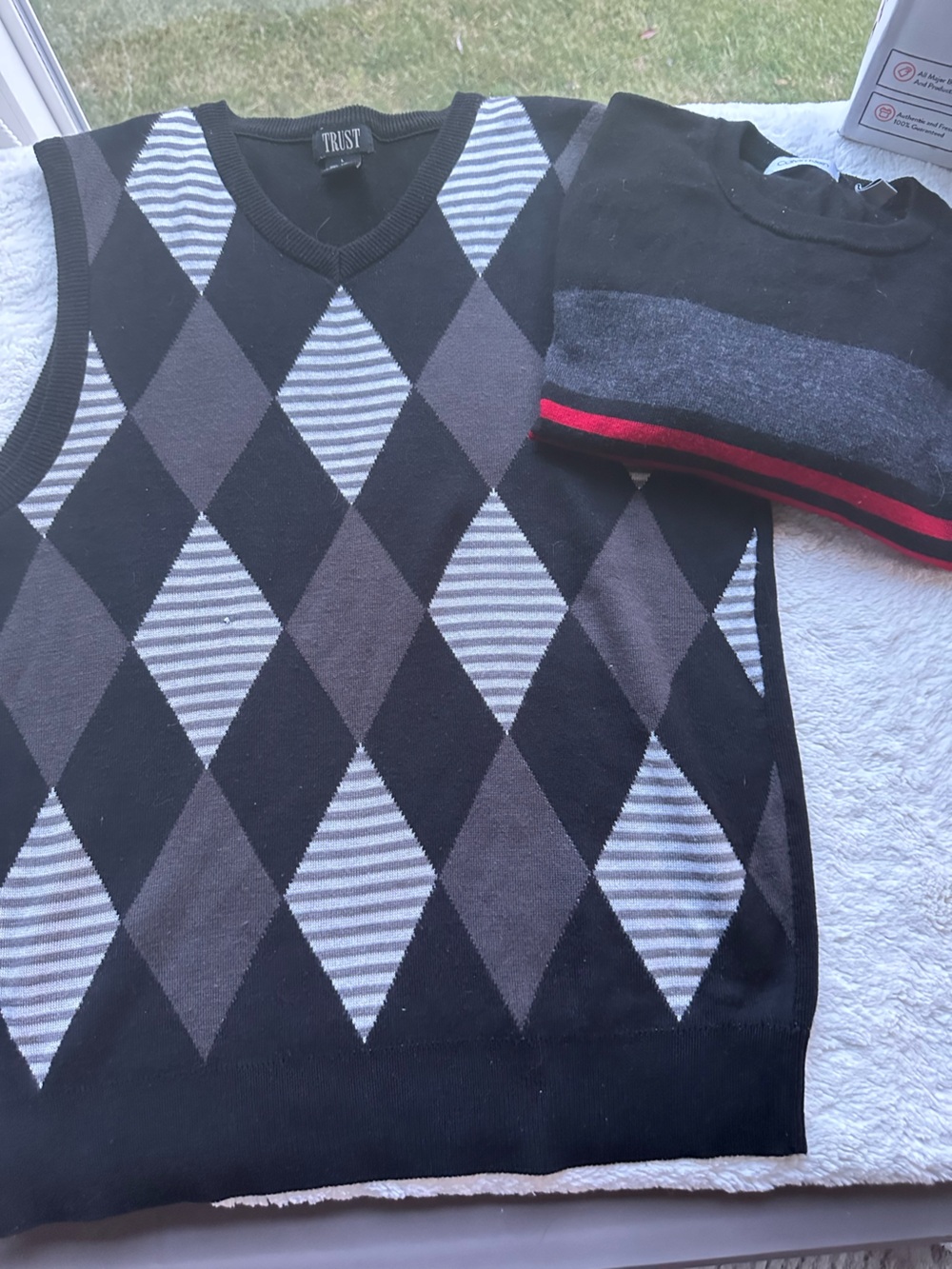 Men’s Preppy Black and Grey Argyle Sweater Vest (with free CK sweater!)♦️♦️